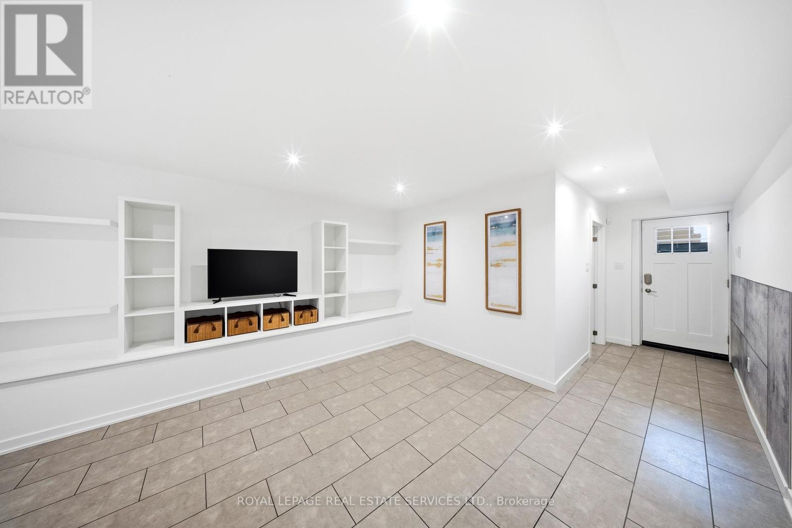 












267 CHRISTIE STREET

,
Toronto,




Ontario
M6G3B9

