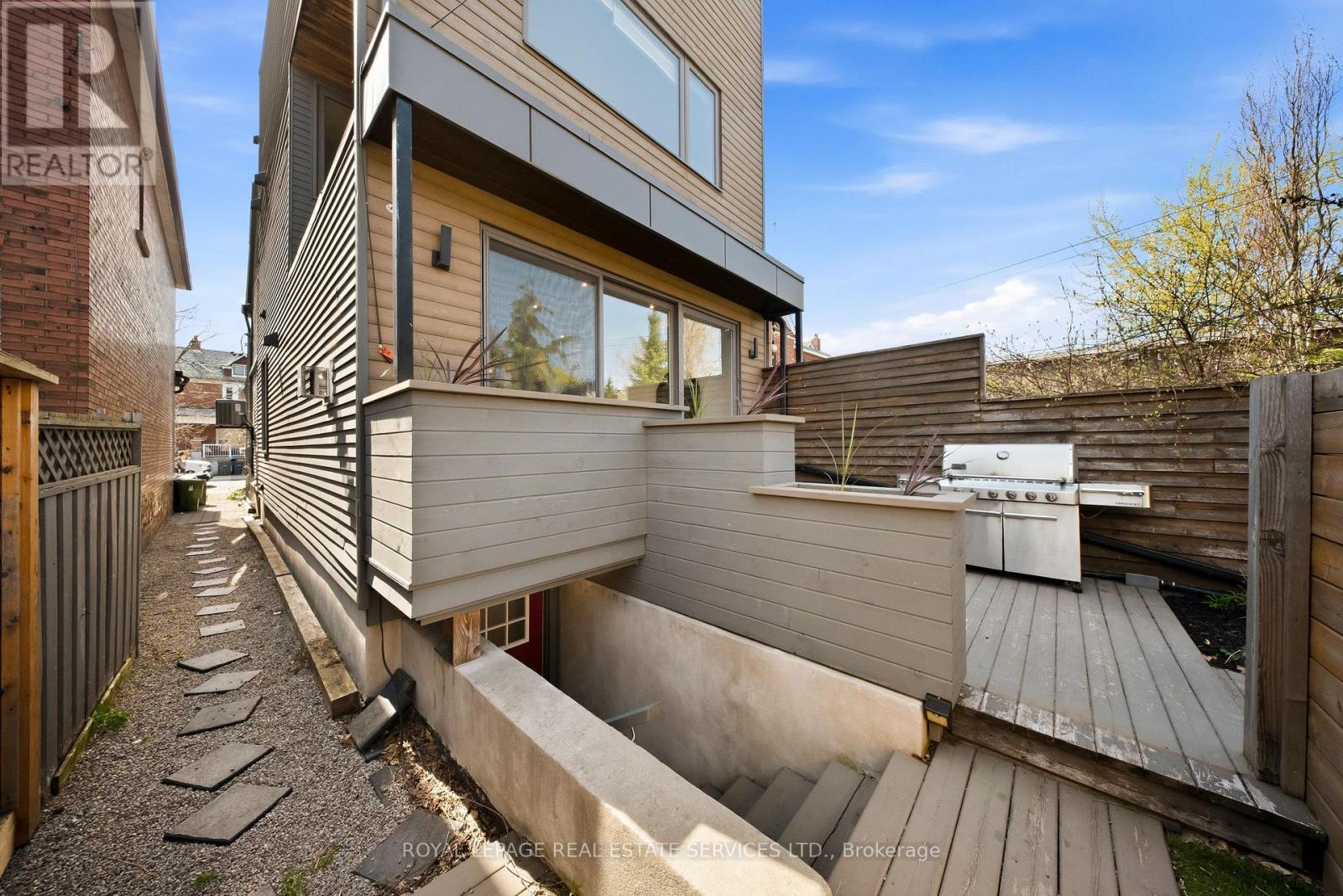 












267 CHRISTIE STREET

,
Toronto,




Ontario
M6G3B9

