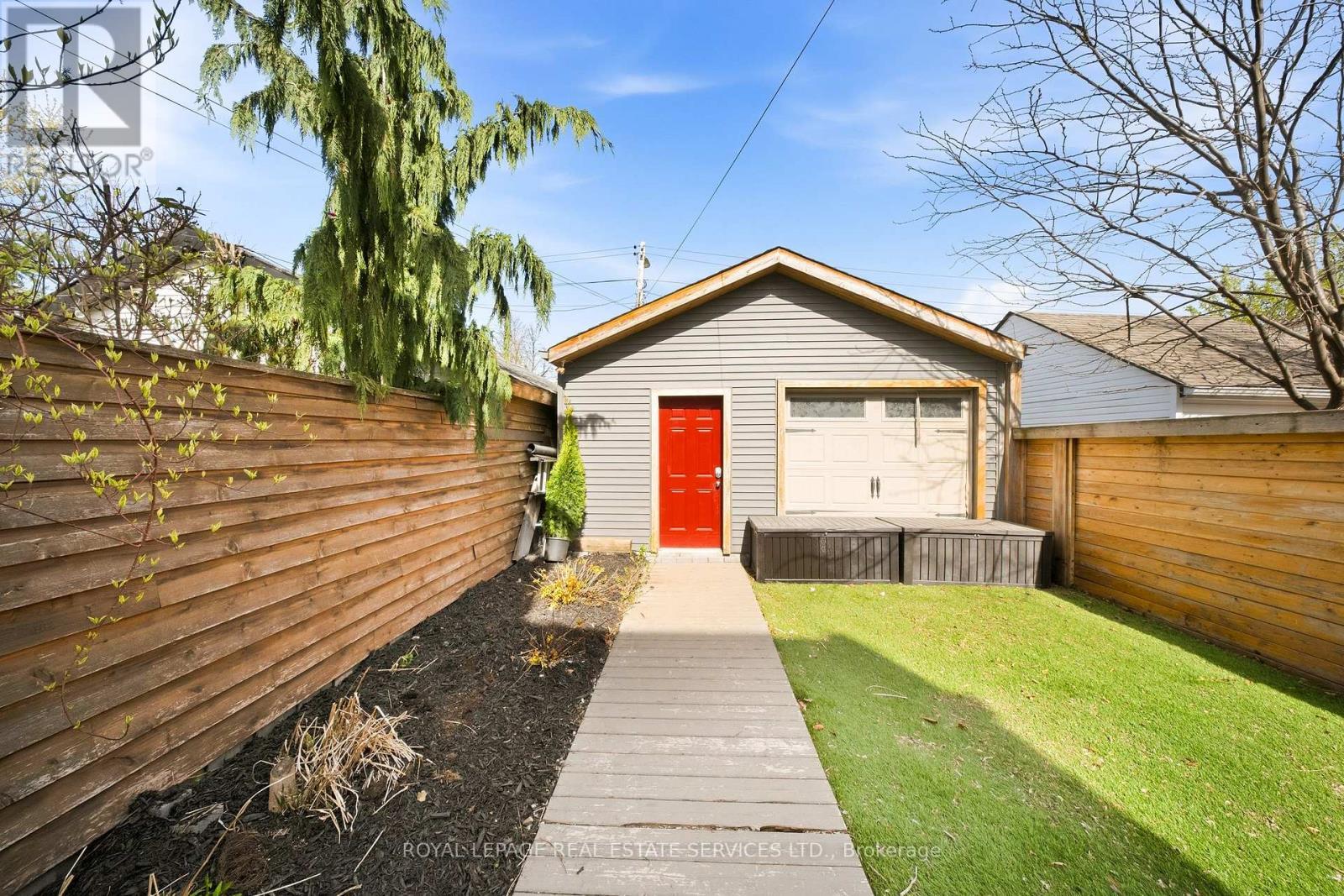 












267 CHRISTIE STREET

,
Toronto,




Ontario
M6G3B9

