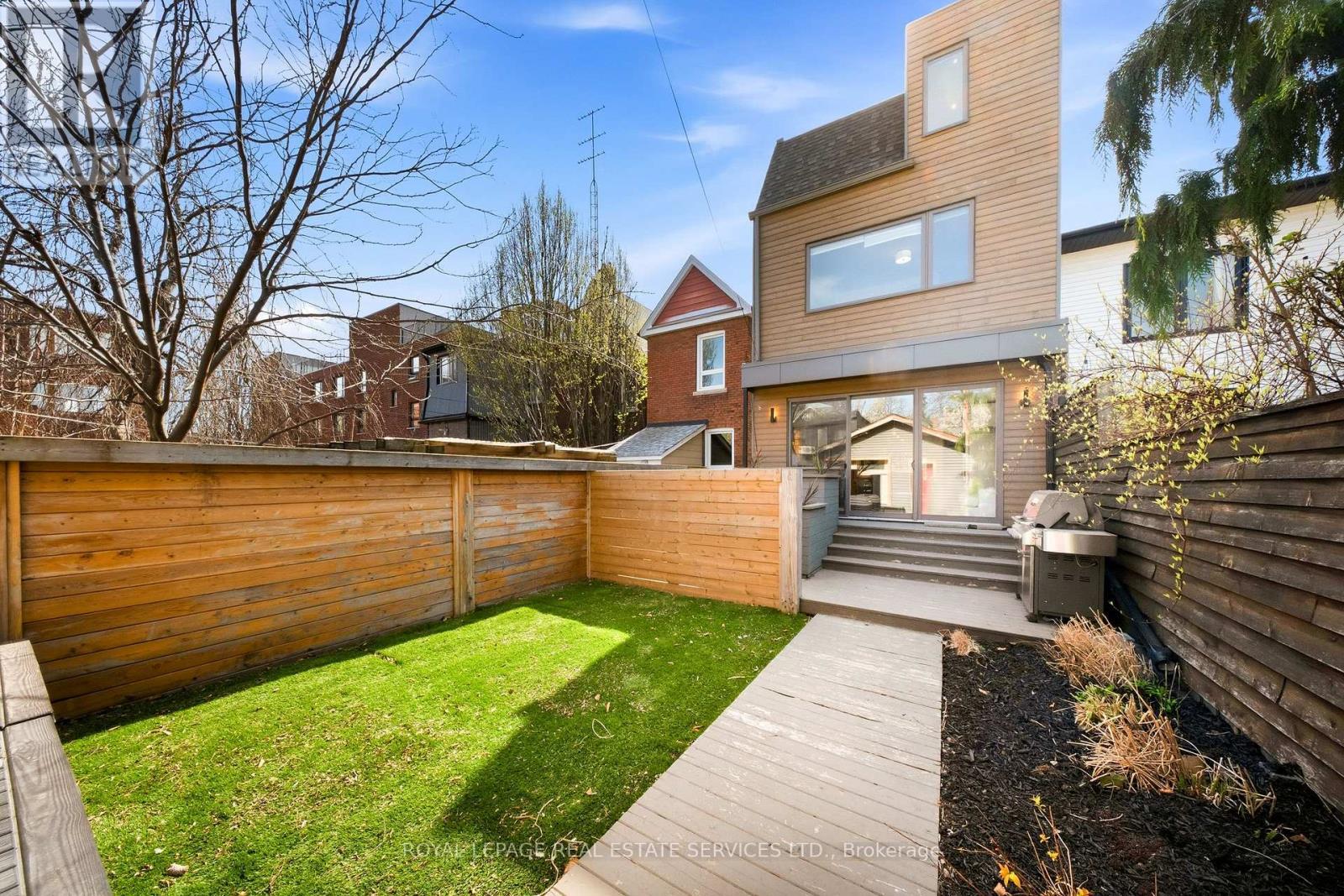 












267 CHRISTIE STREET

,
Toronto,




Ontario
M6G3B9

