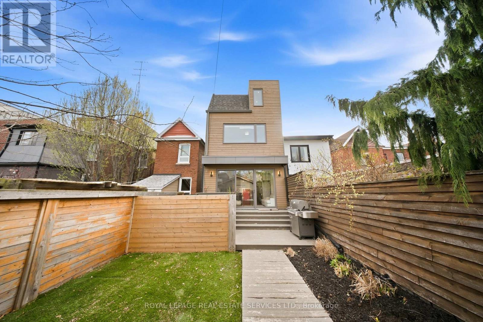 












267 CHRISTIE STREET

,
Toronto,




Ontario
M6G3B9

