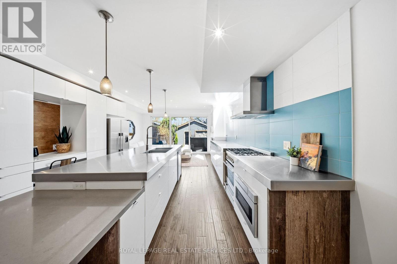 












267 CHRISTIE STREET

,
Toronto,




Ontario
M6G3B9

