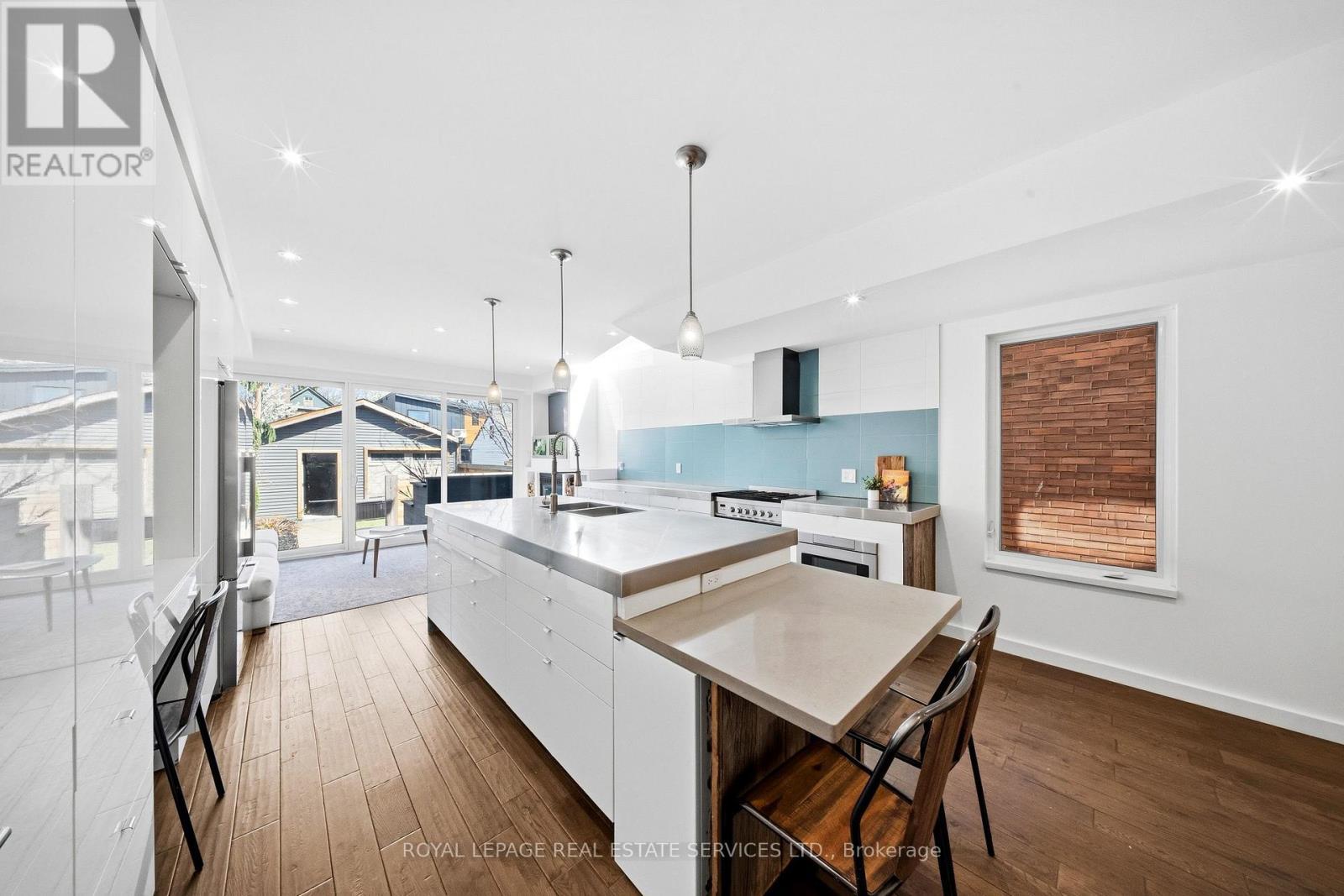 












267 CHRISTIE STREET

,
Toronto,




Ontario
M6G3B9

