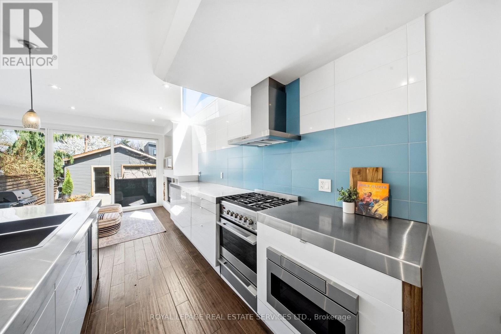 












267 CHRISTIE STREET

,
Toronto,




Ontario
M6G3B9


