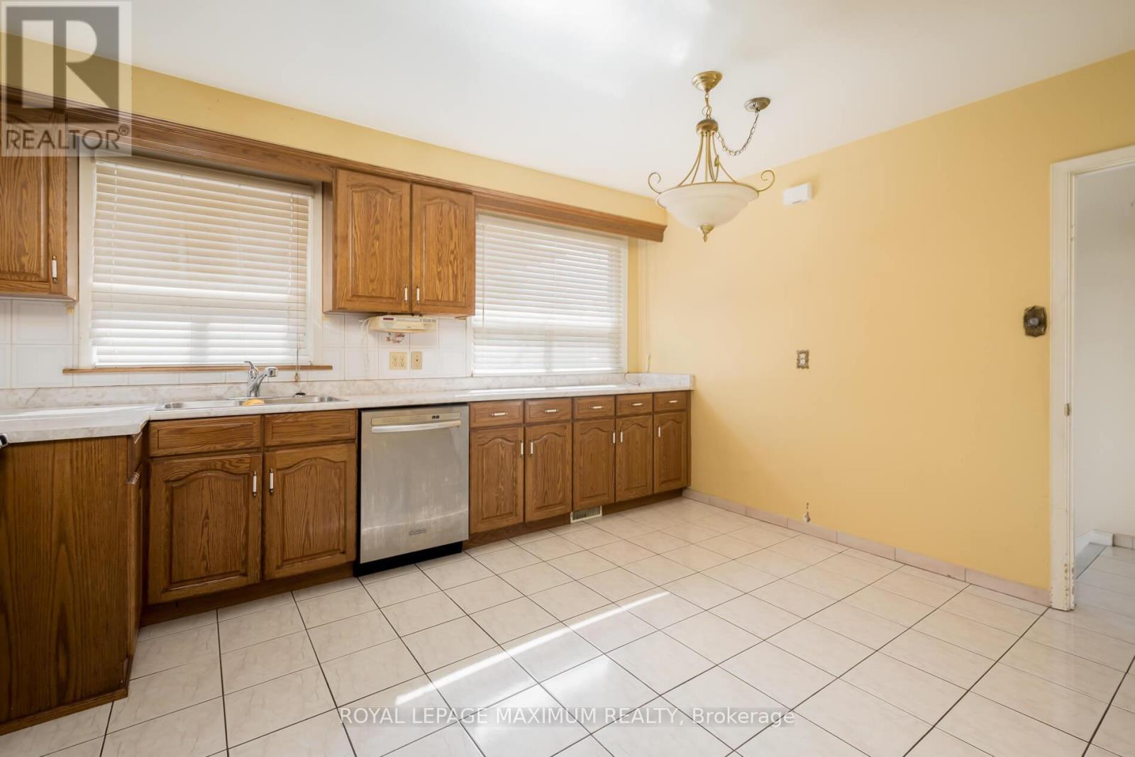 












44 FALLINGDALE CRESCENT

,
Toronto,




Ontario
M3J1C5

