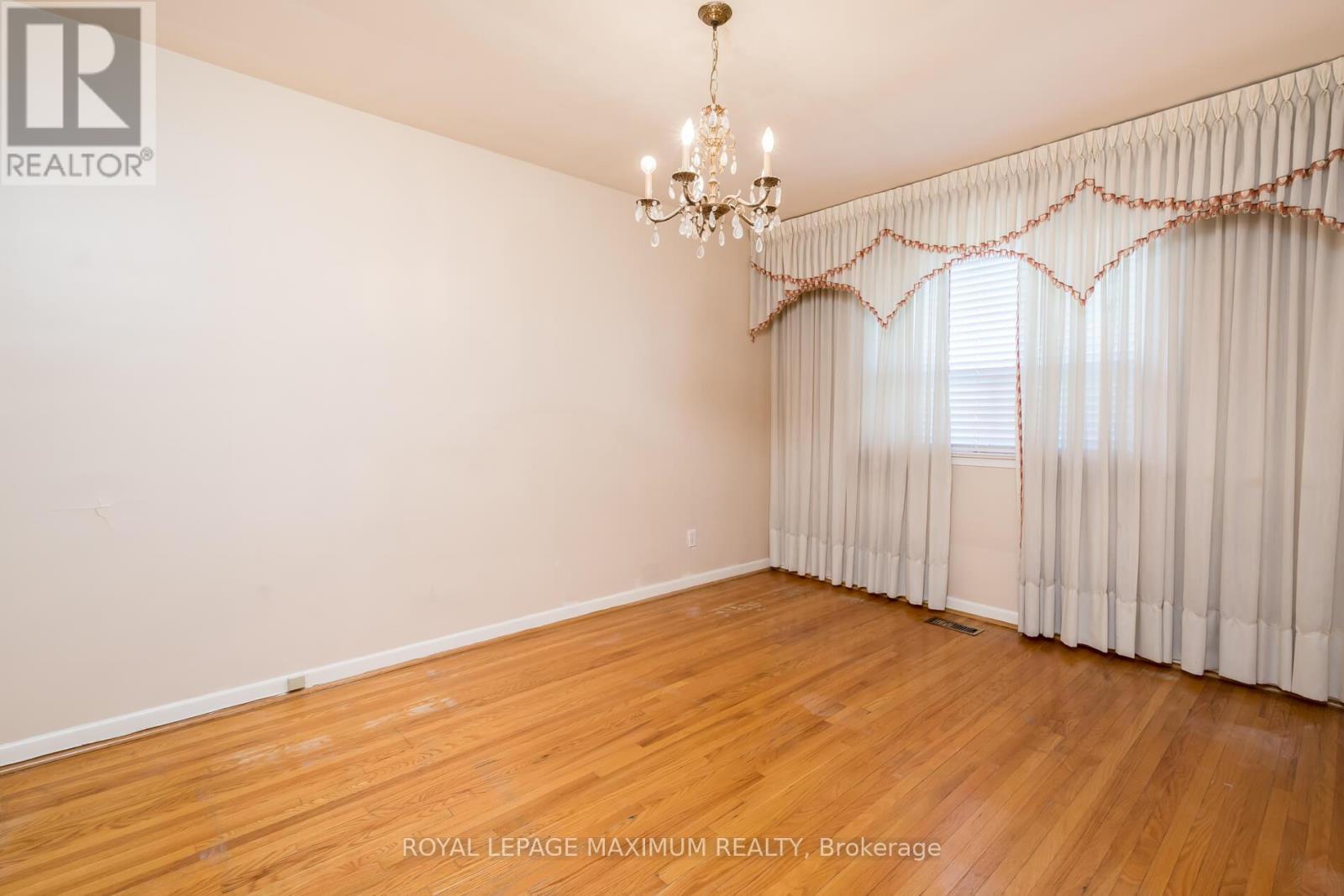 












44 FALLINGDALE CRESCENT

,
Toronto,




Ontario
M3J1C5

