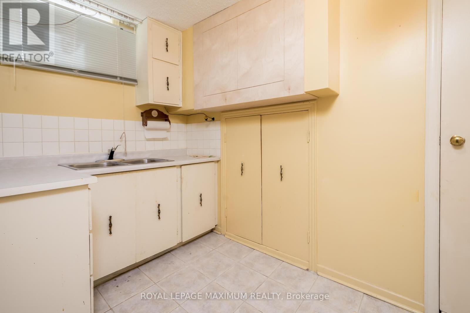 












44 FALLINGDALE CRESCENT

,
Toronto,




Ontario
M3J1C5

