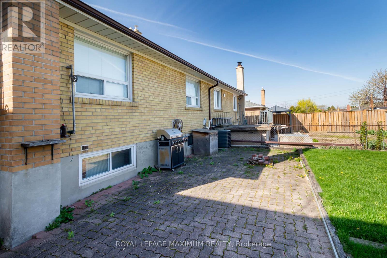 












44 FALLINGDALE CRESCENT

,
Toronto,




Ontario
M3J1C5

