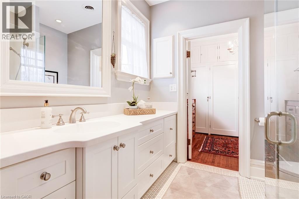 












5 UNDERCLIFFE Avenue

,
Hamilton,




Ontario
L8P3G9

