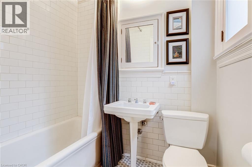 












5 UNDERCLIFFE Avenue

,
Hamilton,




Ontario
L8P3G9

