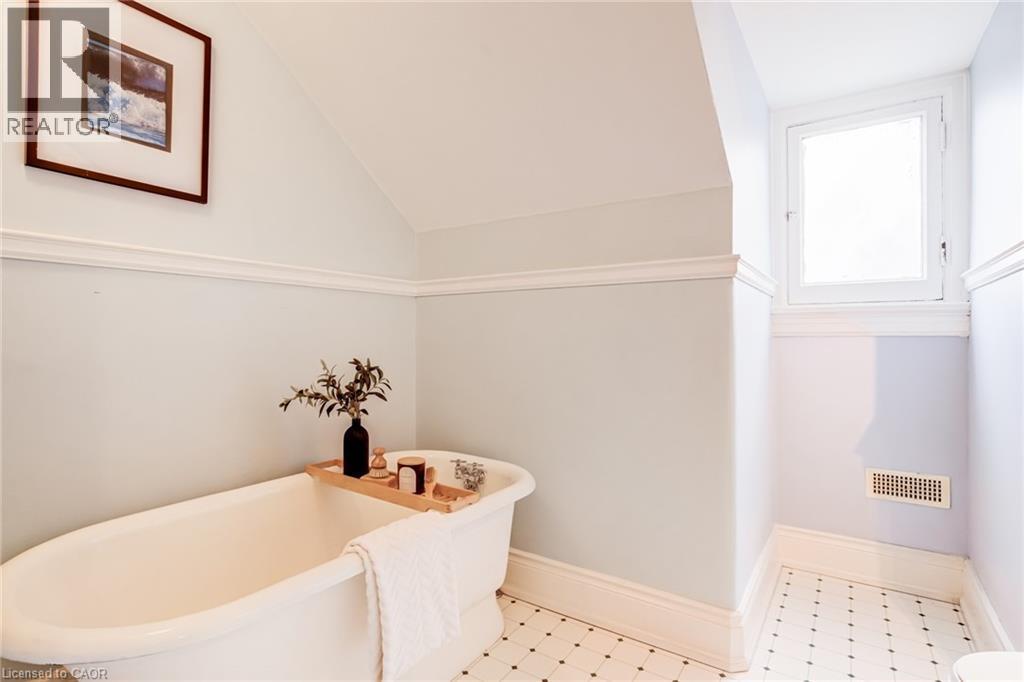












5 UNDERCLIFFE Avenue

,
Hamilton,




Ontario
L8P3G9

