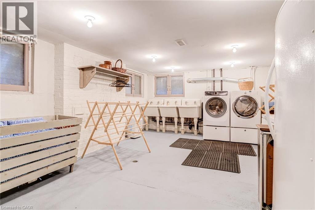 












5 UNDERCLIFFE Avenue

,
Hamilton,




Ontario
L8P3G9

