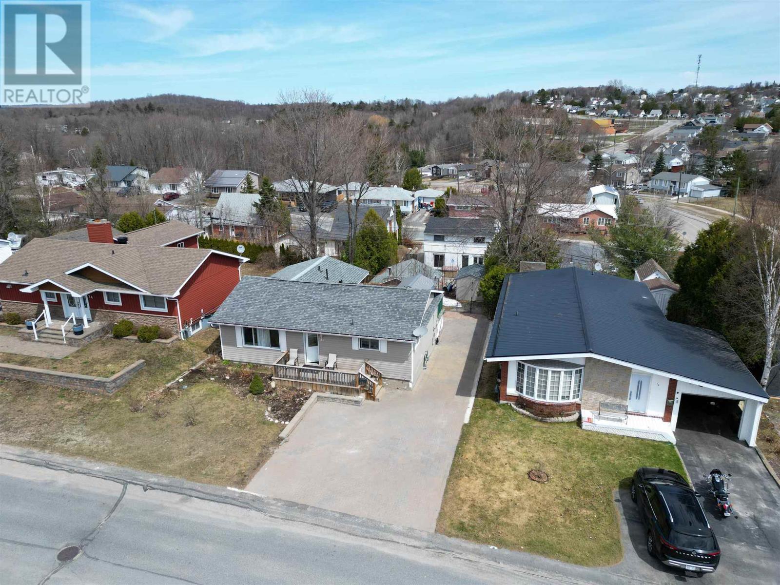 












12 Robertson RD

,
Elliot Lake,




Ontario
P5A1C7

