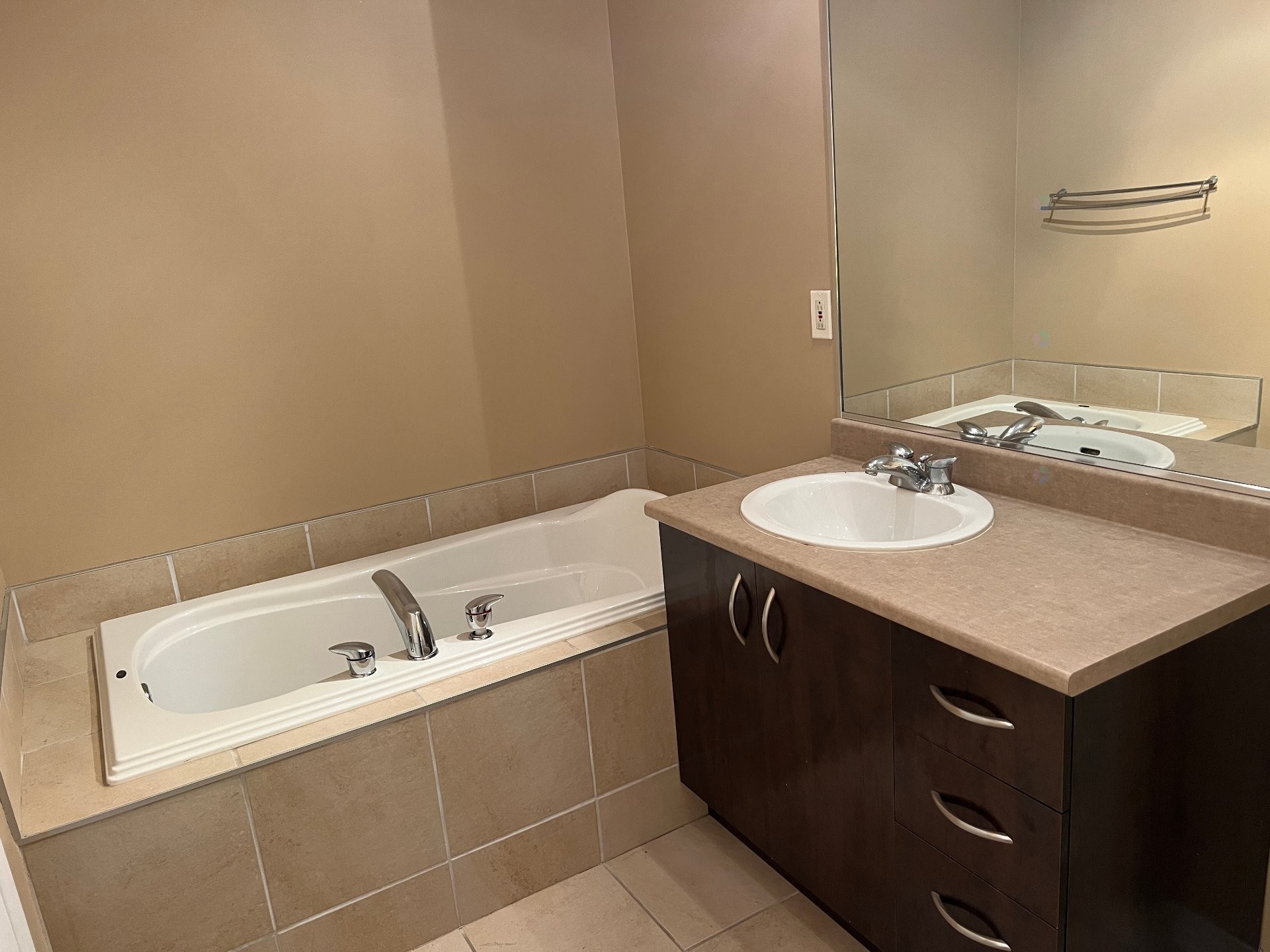 









7655


Rue Lautrec

, 5,
Brossard,




QC
J4Y3H5

