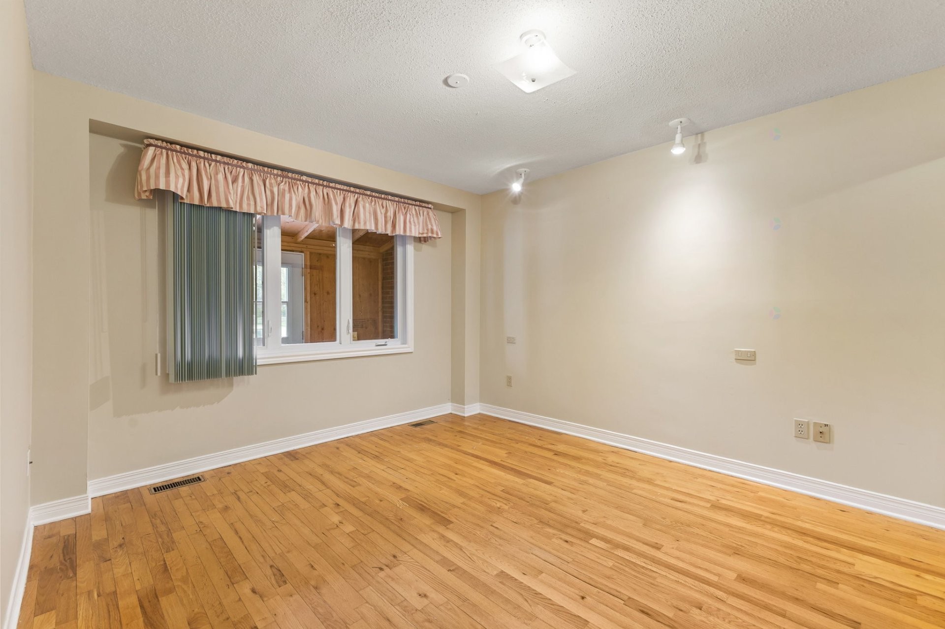 









28


Rue de Port-Royal

,
Gatineau (Aylmer),




QC
J9J1C8

