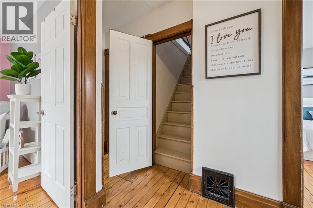 












16 HAMPTON Street

,
Elmira,




Ontario
N3B1X9

