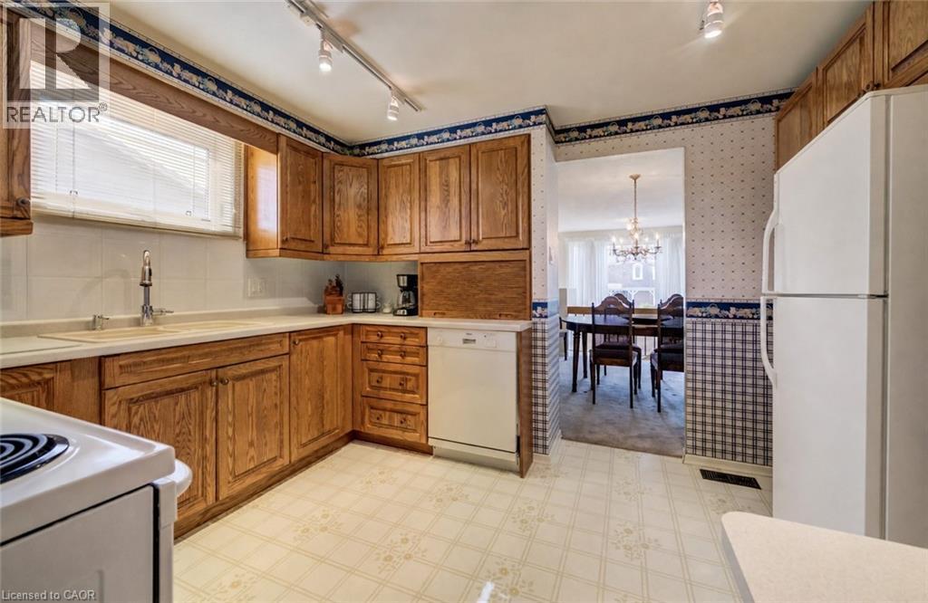 












51 UNDERHILL Crescent

,
Kitchener,




Ontario
N2A2S7

