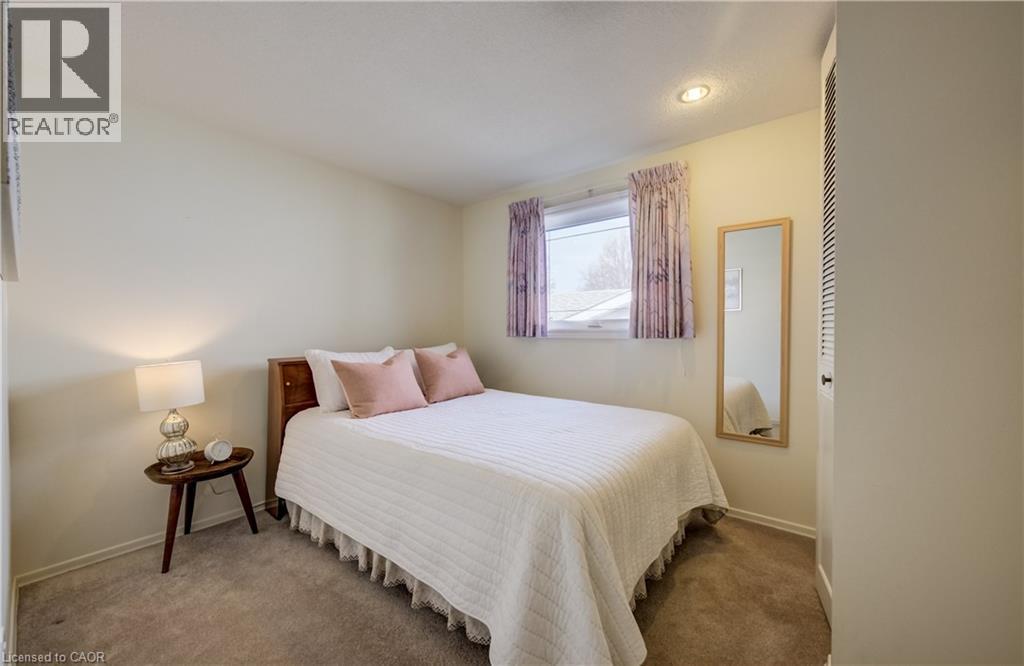 












51 UNDERHILL Crescent

,
Kitchener,




Ontario
N2A2S7

