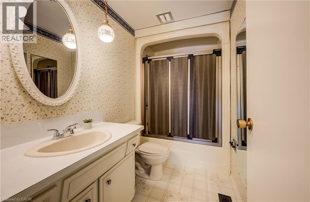 












51 UNDERHILL Crescent

,
Kitchener,




Ontario
N2A2S7


