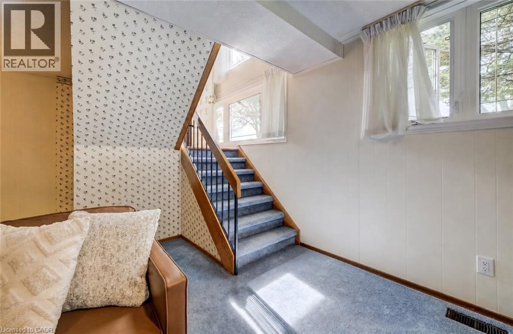 












51 UNDERHILL Crescent

,
Kitchener,




Ontario
N2A2S7


