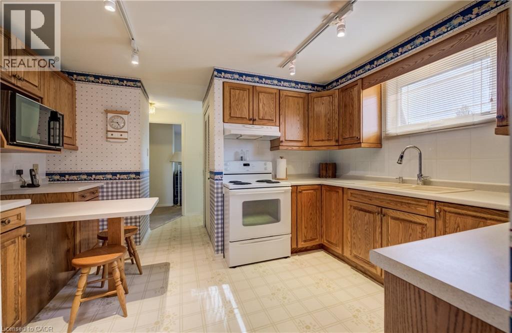 












51 UNDERHILL Crescent

,
Kitchener,




Ontario
N2A2S7

