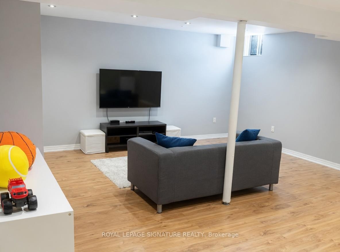 









212


Chilcott

Crescent,
Newmarket,




ON
L3X 3G6

