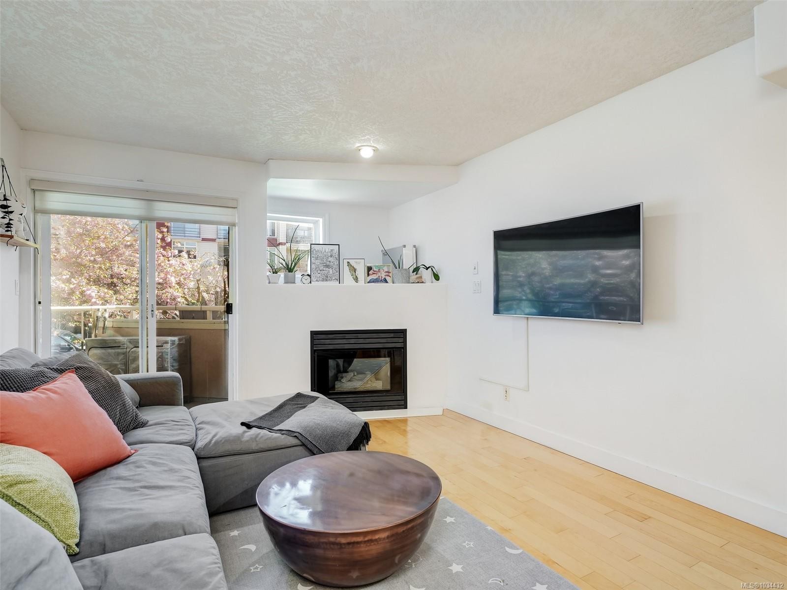 









320


Menzies

St, 202,
Victoria,




BC
V8V 2G9

