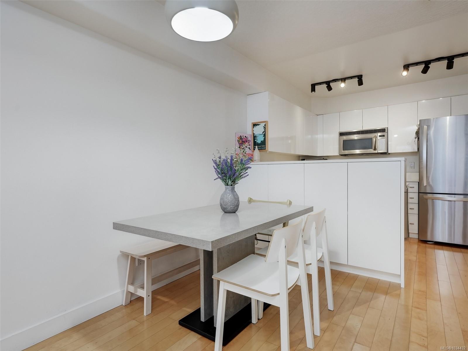 









320


Menzies

St, 202,
Victoria,




BC
V8V 2G9


