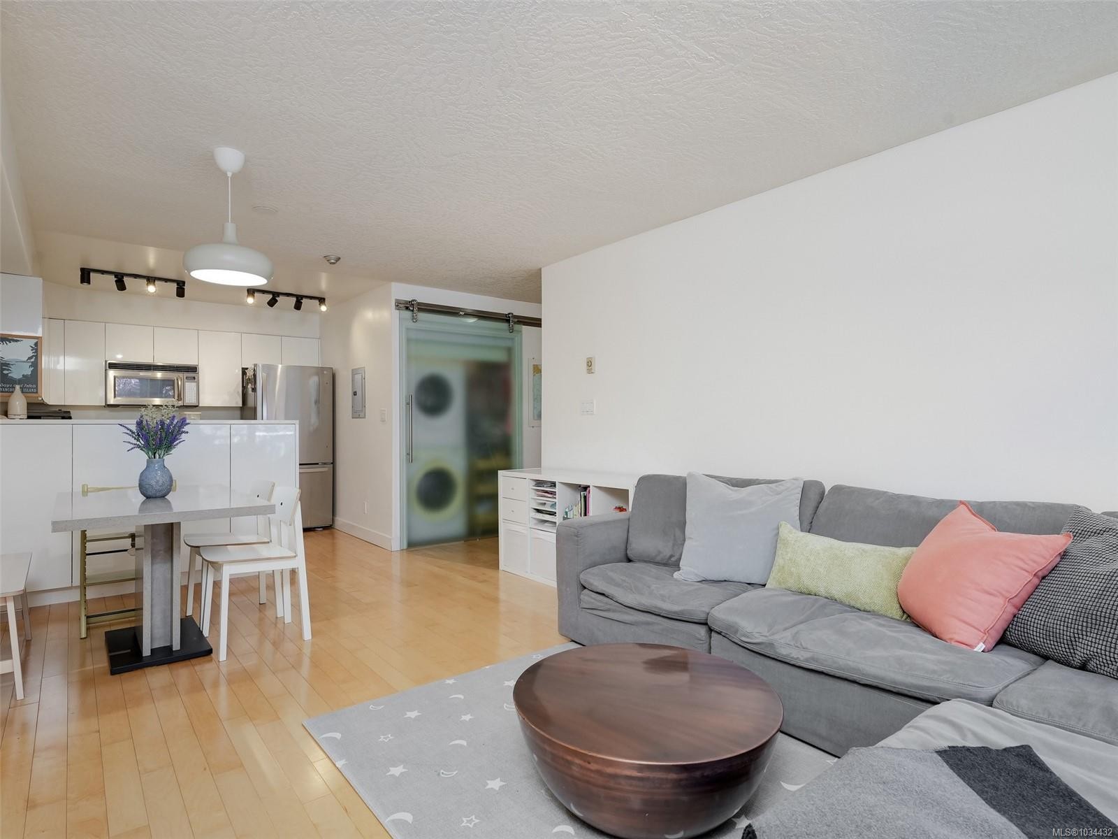 









320


Menzies

St, 202,
Victoria,




BC
V8V 2G9

