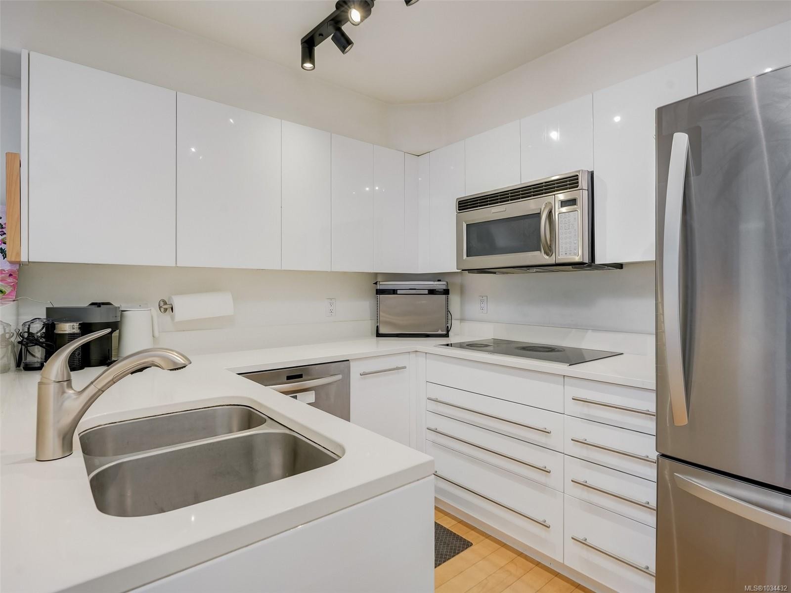 









320


Menzies

St, 202,
Victoria,




BC
V8V 2G9

