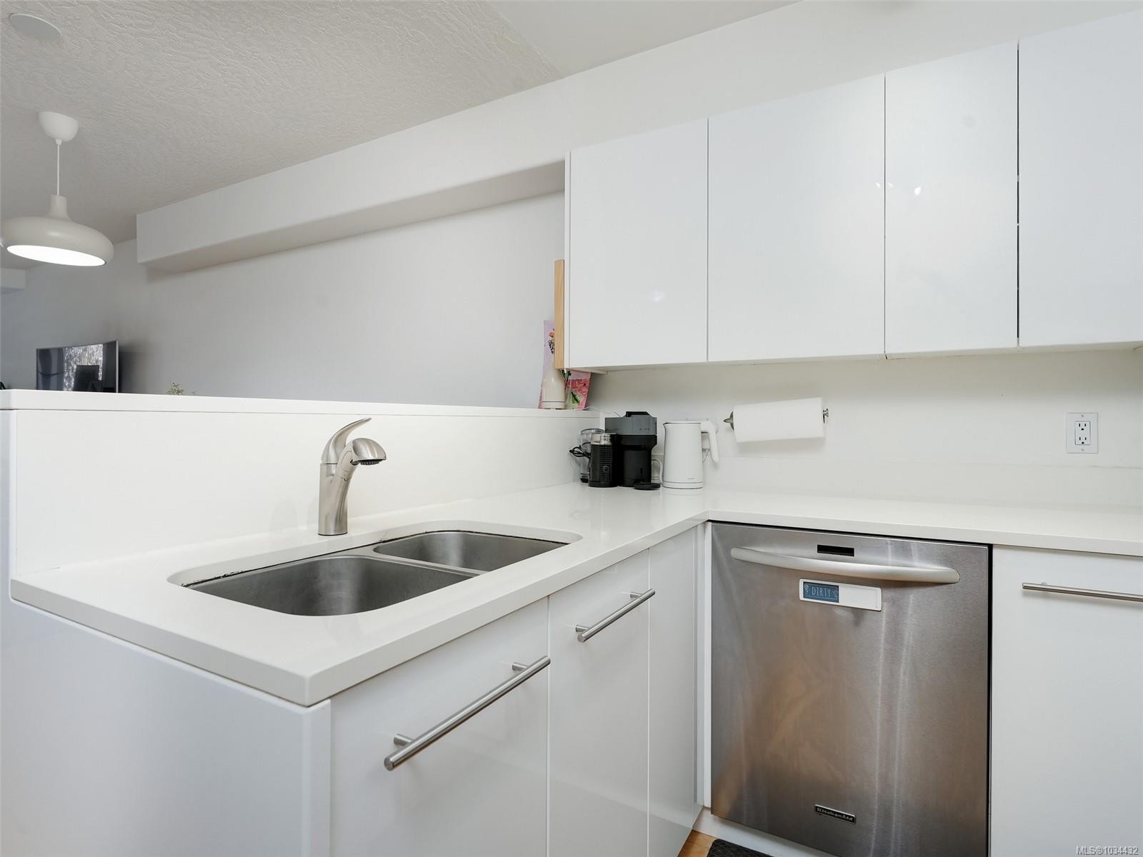 









320


Menzies

St, 202,
Victoria,




BC
V8V 2G9

