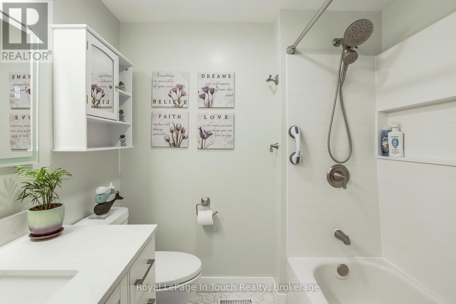 












4 - 233 INNISFIL STREET

,
Barrie (Allandale Centre),




Ontario
L4N3E9

