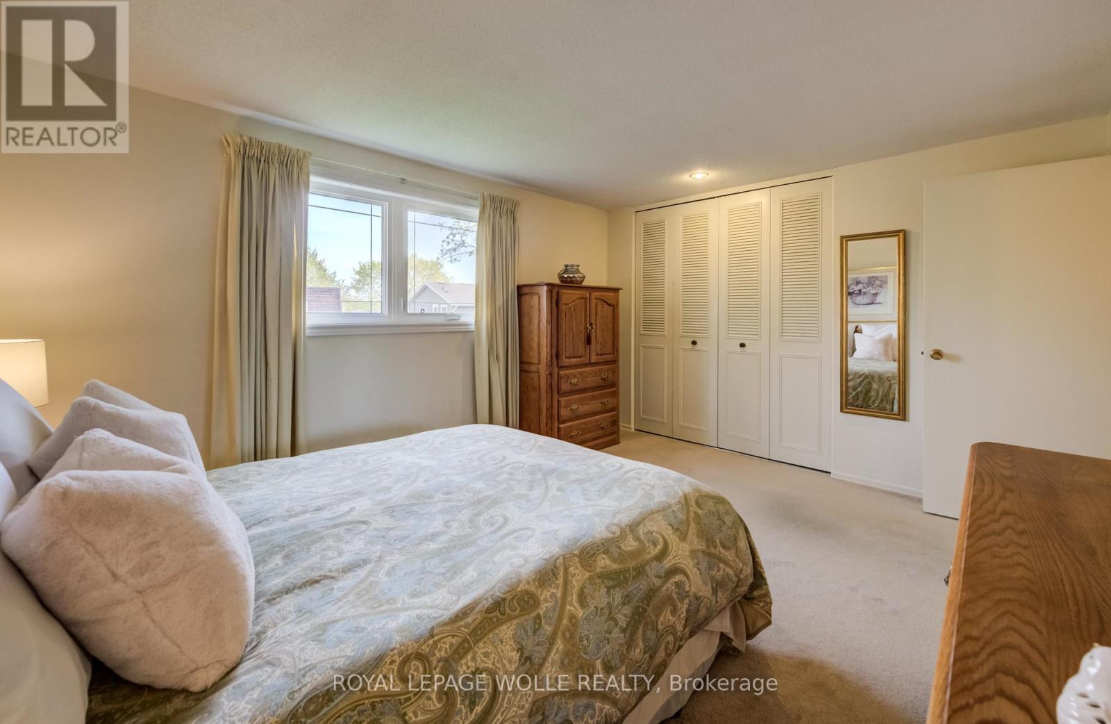 












51 UNDERHILL CRESCENT

,
Kitchener,




Ontario
N2A2S7

