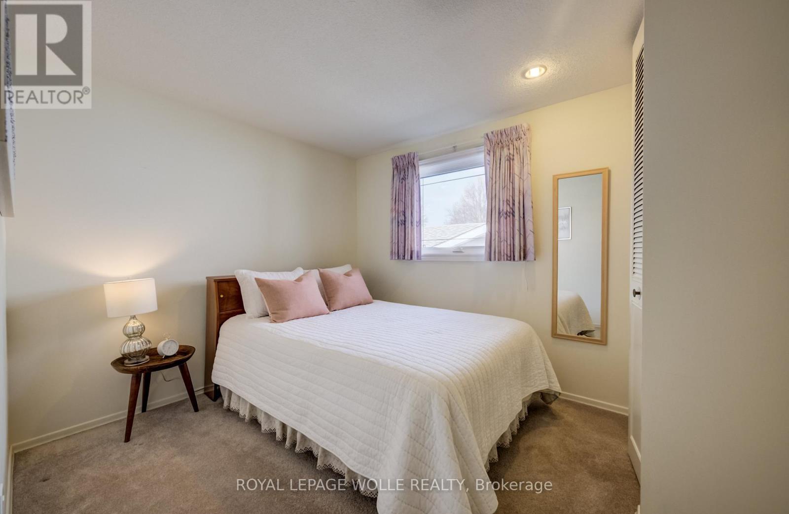 












51 UNDERHILL CRESCENT

,
Kitchener,




Ontario
N2A2S7

