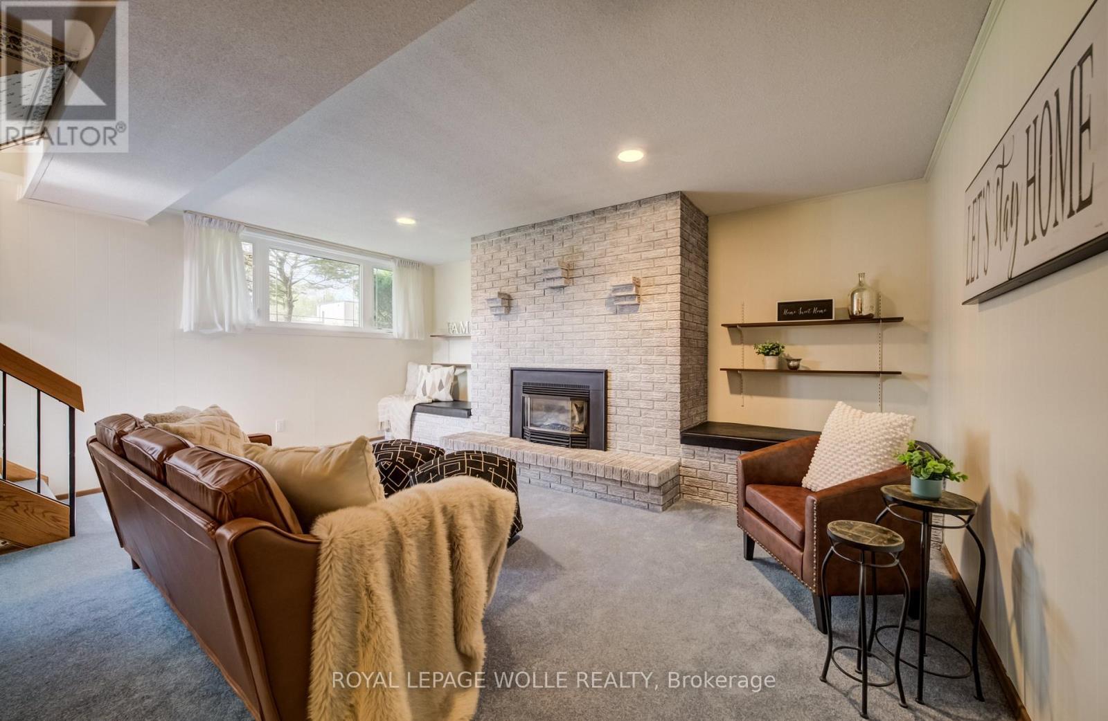 












51 UNDERHILL CRESCENT

,
Kitchener,




Ontario
N2A2S7

