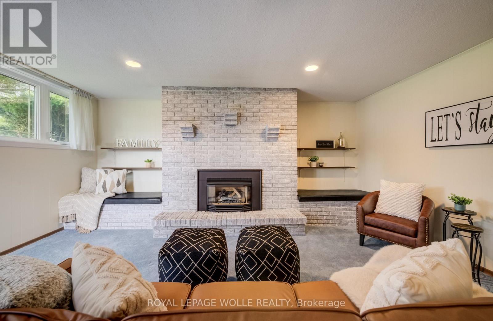 












51 UNDERHILL CRESCENT

,
Kitchener,




Ontario
N2A2S7

