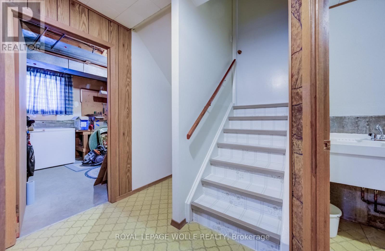 












51 UNDERHILL CRESCENT

,
Kitchener,




Ontario
N2A2S7

