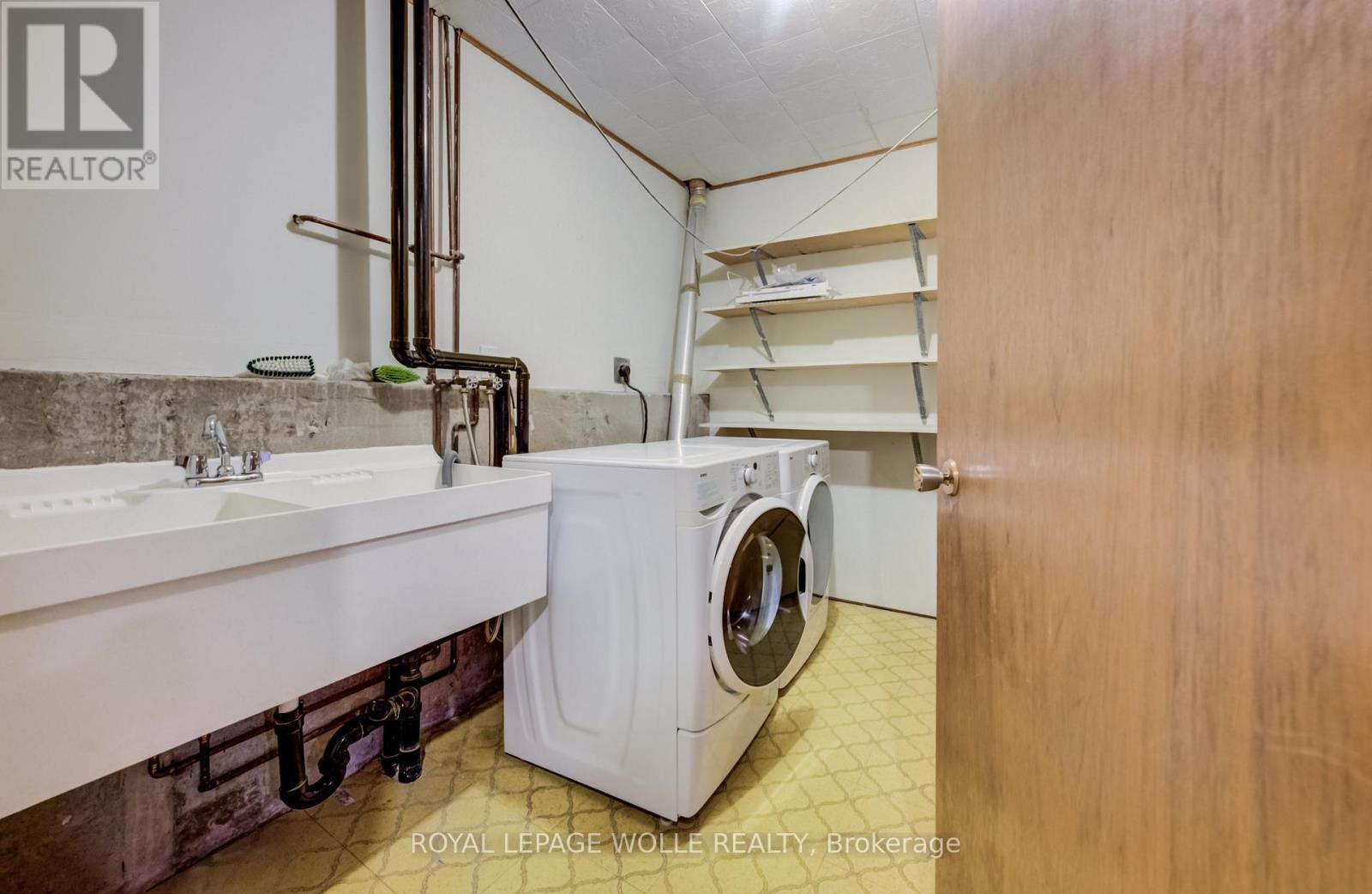 












51 UNDERHILL CRESCENT

,
Kitchener,




Ontario
N2A2S7

