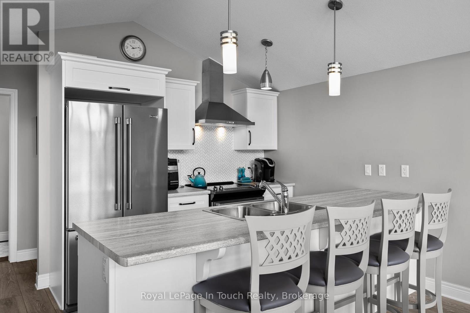 












110 LONE PINE ROAD

,
Georgian Bay (Baxter),




Ontario
L0K1S0

