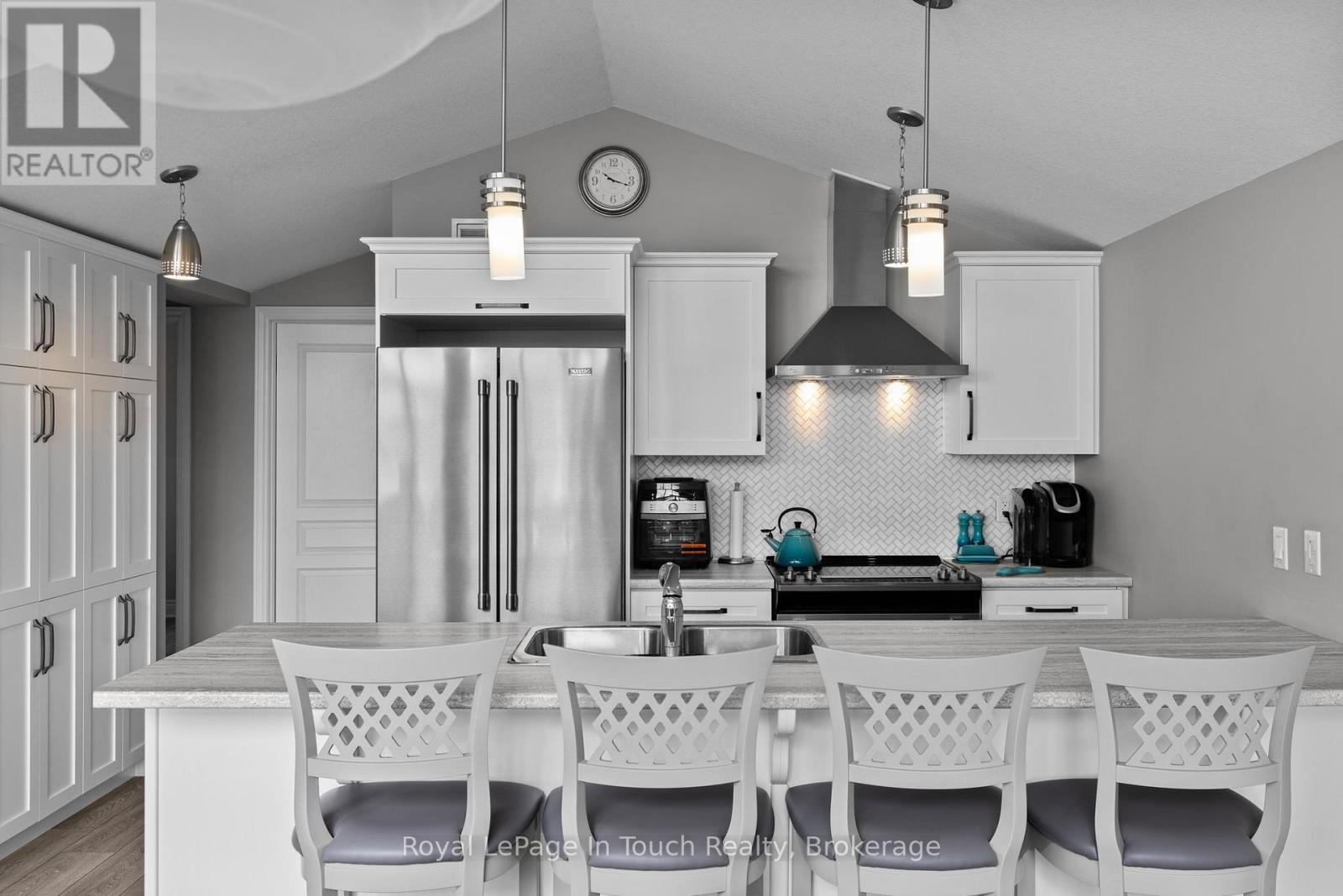 












110 LONE PINE ROAD

,
Georgian Bay (Baxter),




Ontario
L0K1S0

