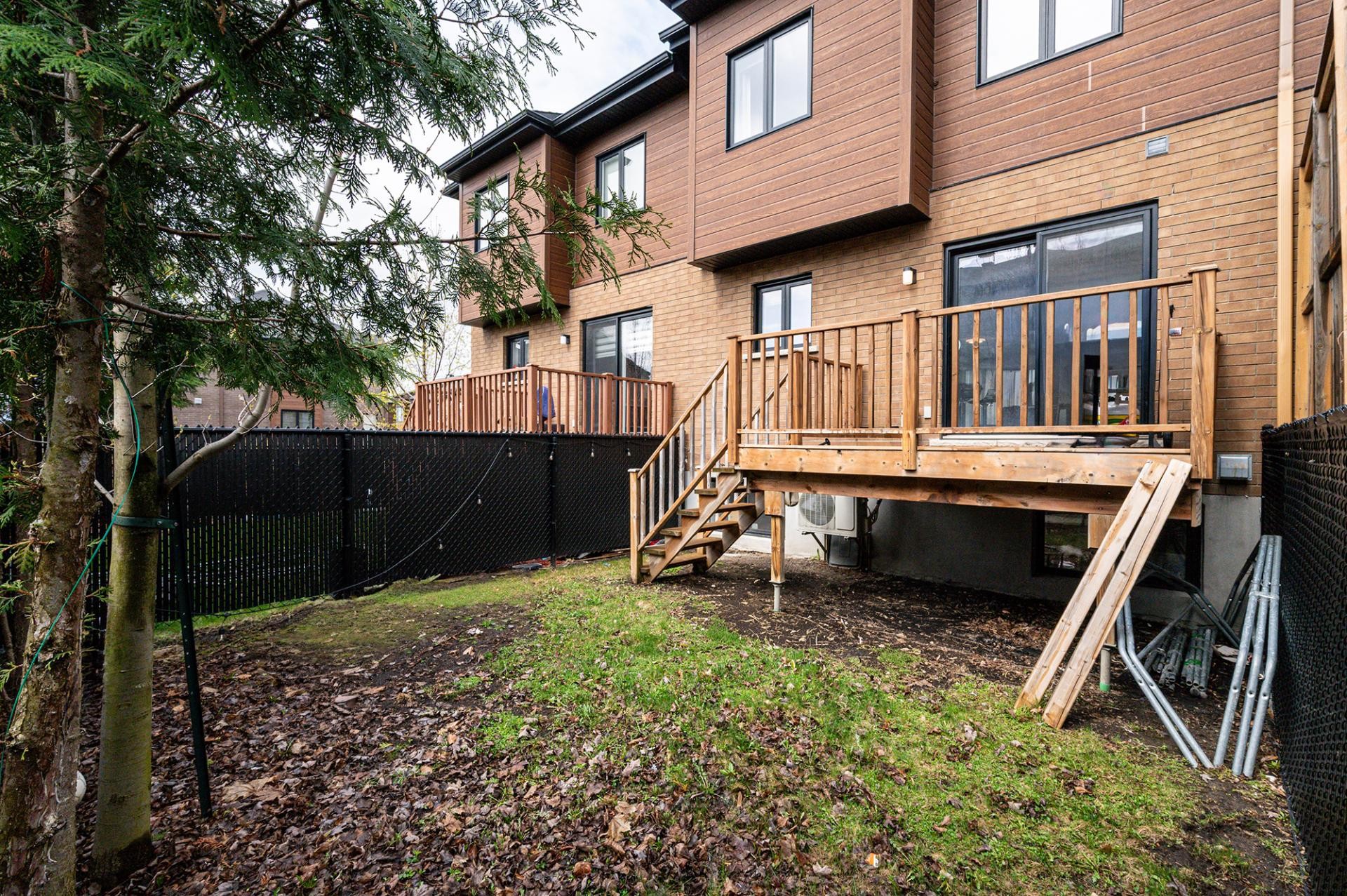 









273


Rue du Grenadier

,
Saint-Constant,




QC
J5A0L1

