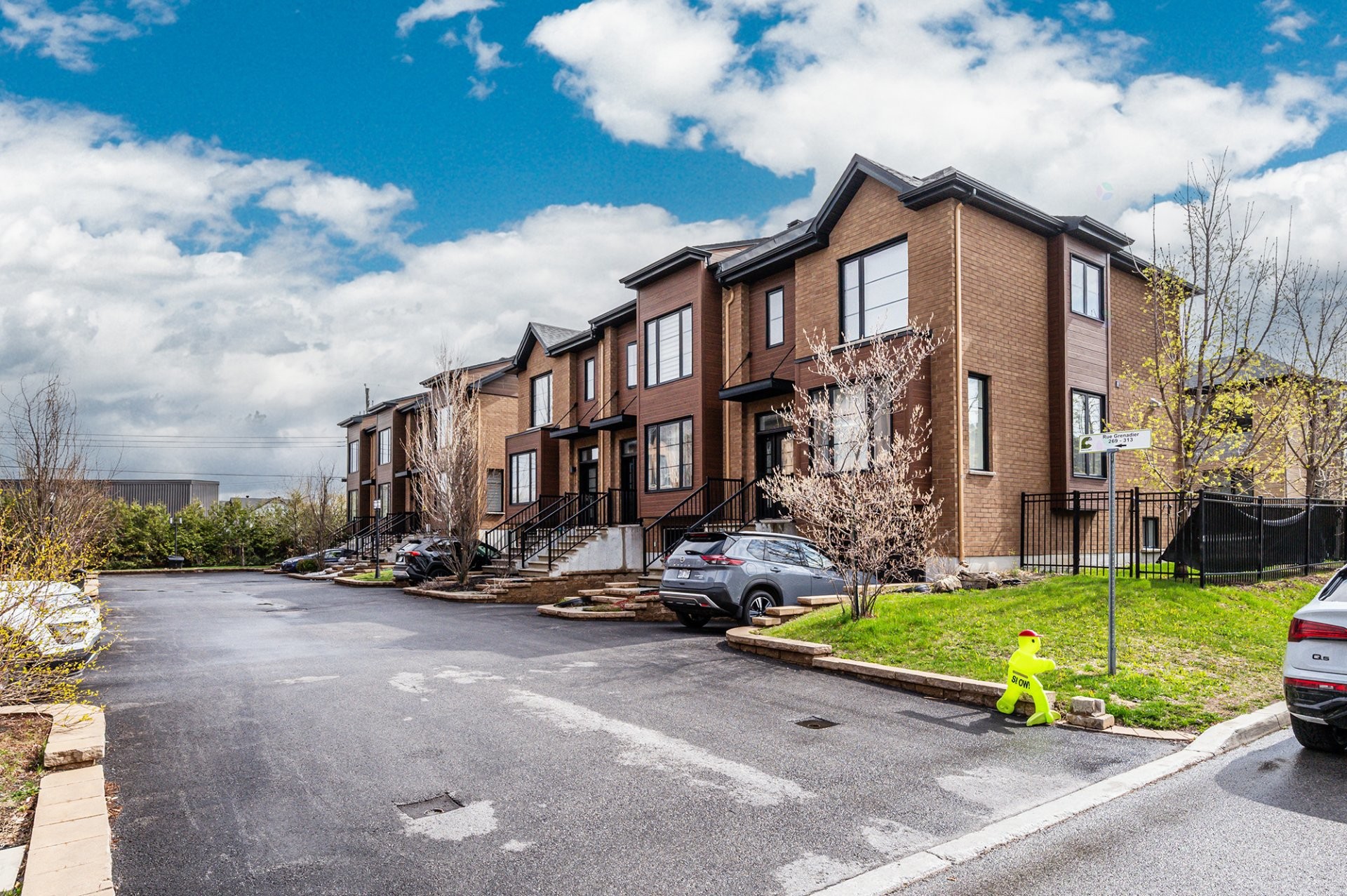 









273


Rue du Grenadier

,
Saint-Constant,




QC
J5A0L1

