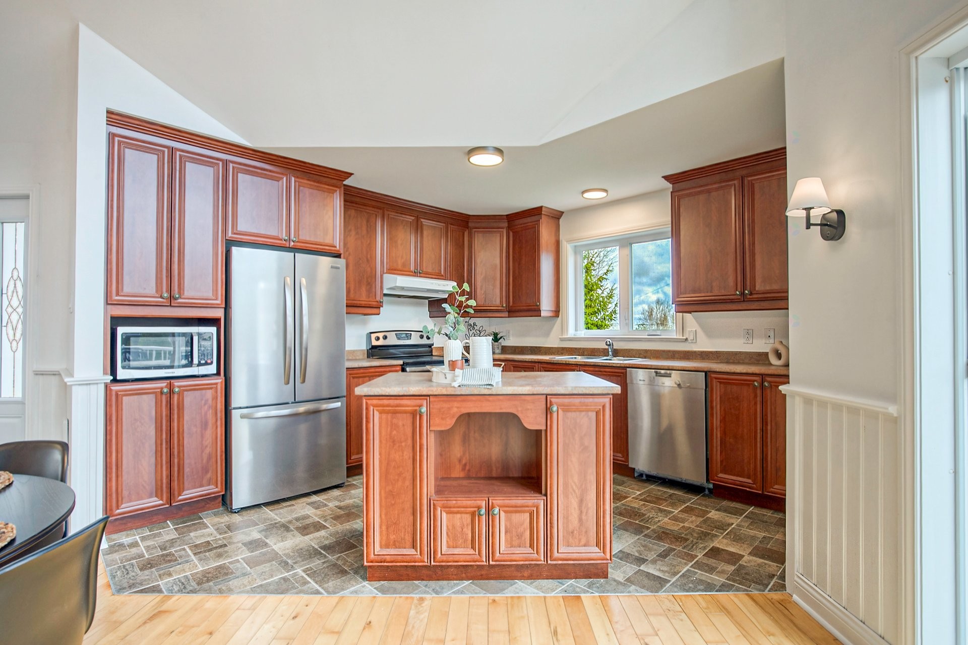









120


Ch. Thibault

,
Sutton,




QC
J0E2K0

