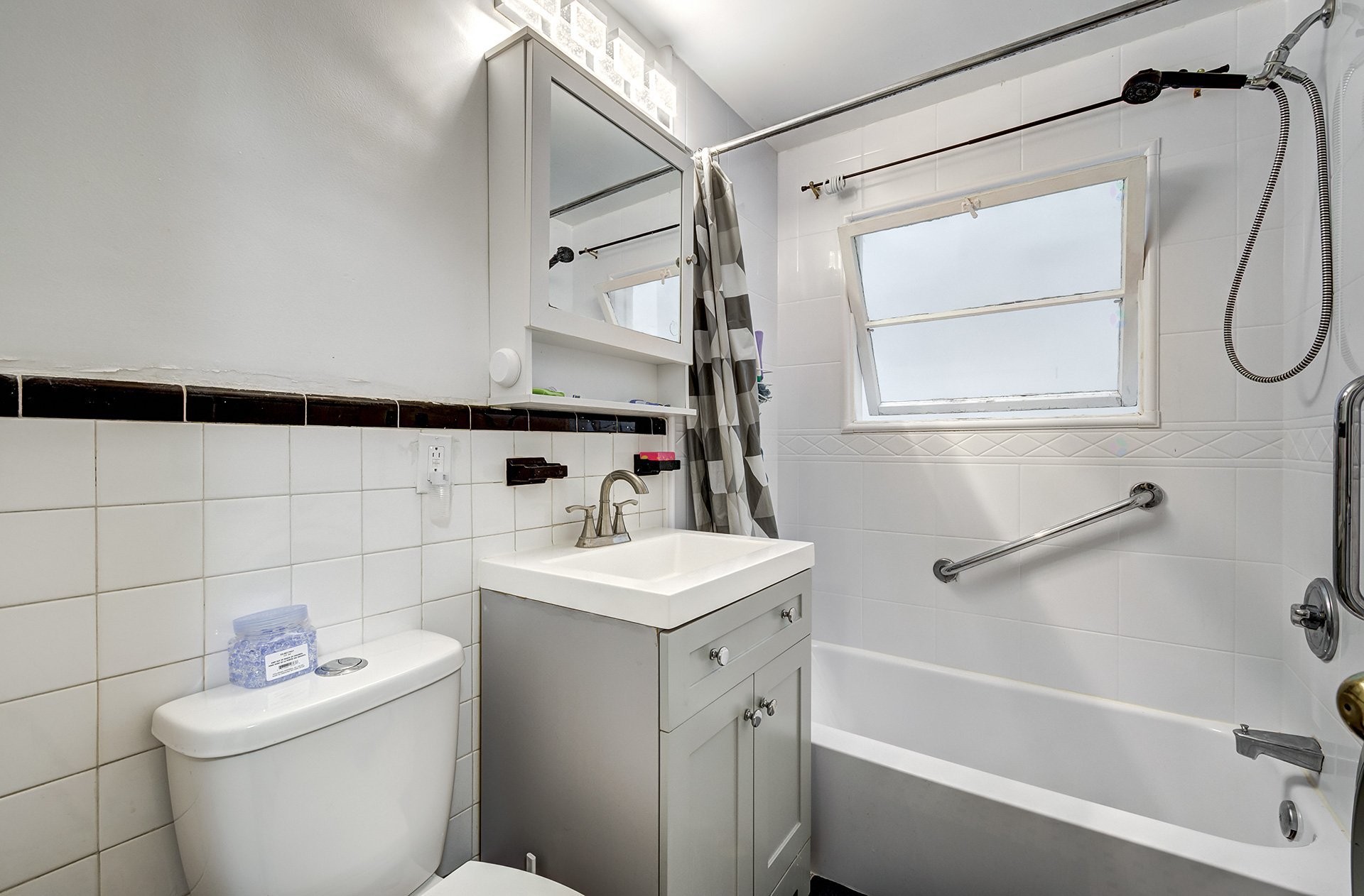 









7030

 - 7030A


Rue Lacroix

,
Montréal (Le Sud-Ouest),




QC
H4E2V3

