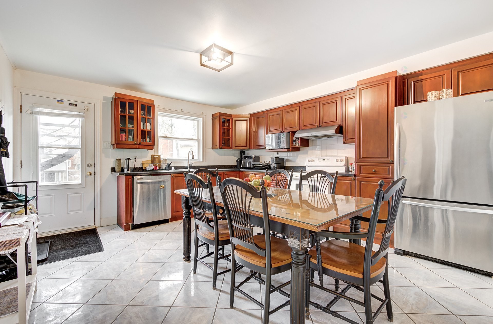 









7030

 - 7030A


Rue Lacroix

,
Montréal (Le Sud-Ouest),




QC
H4E2V3

