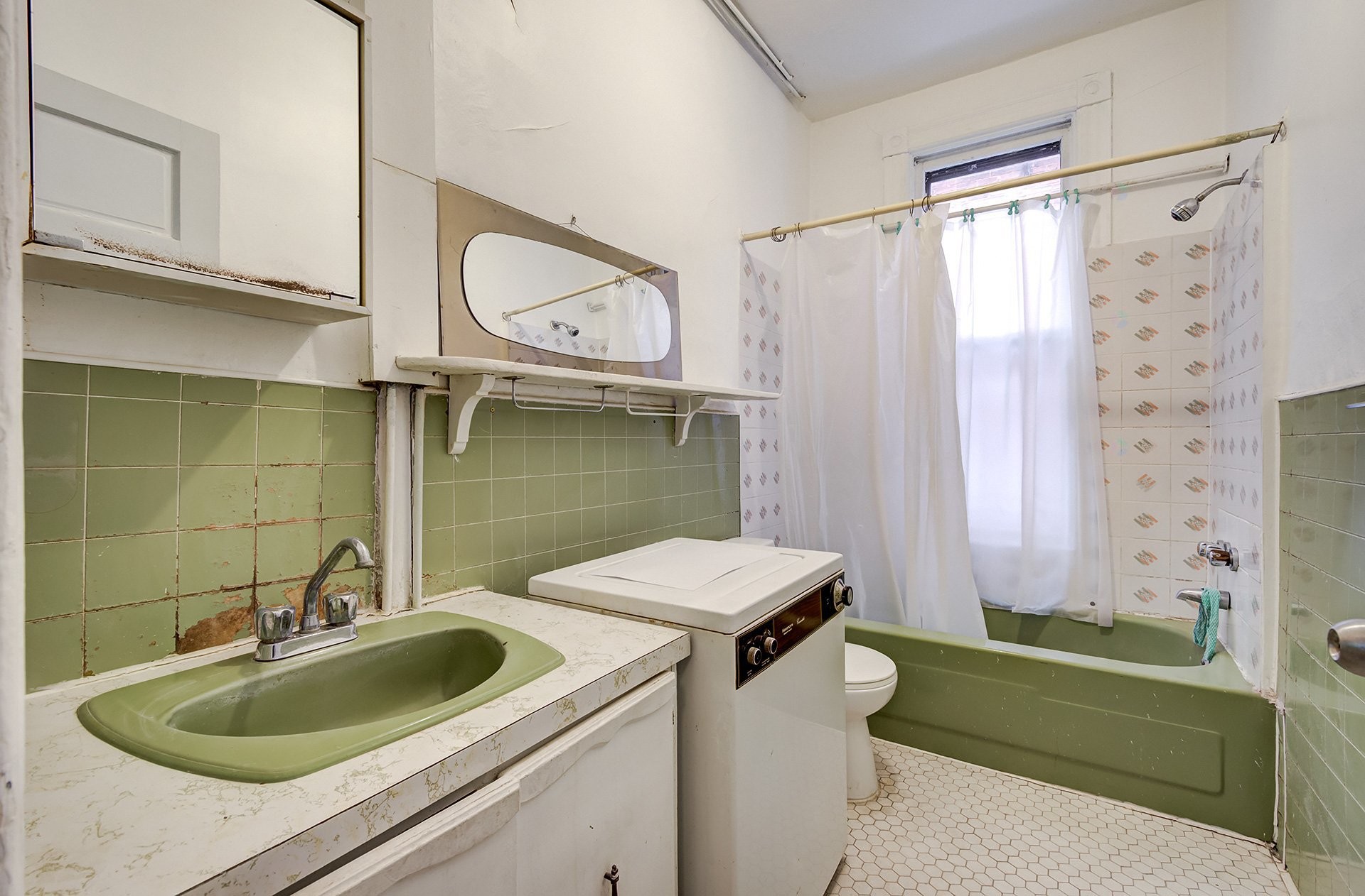 









384

 - 386


Rue Édouard-Charles

,
Montréal (Le Plateau-Mont-Royal),




QC
H2V2N2

