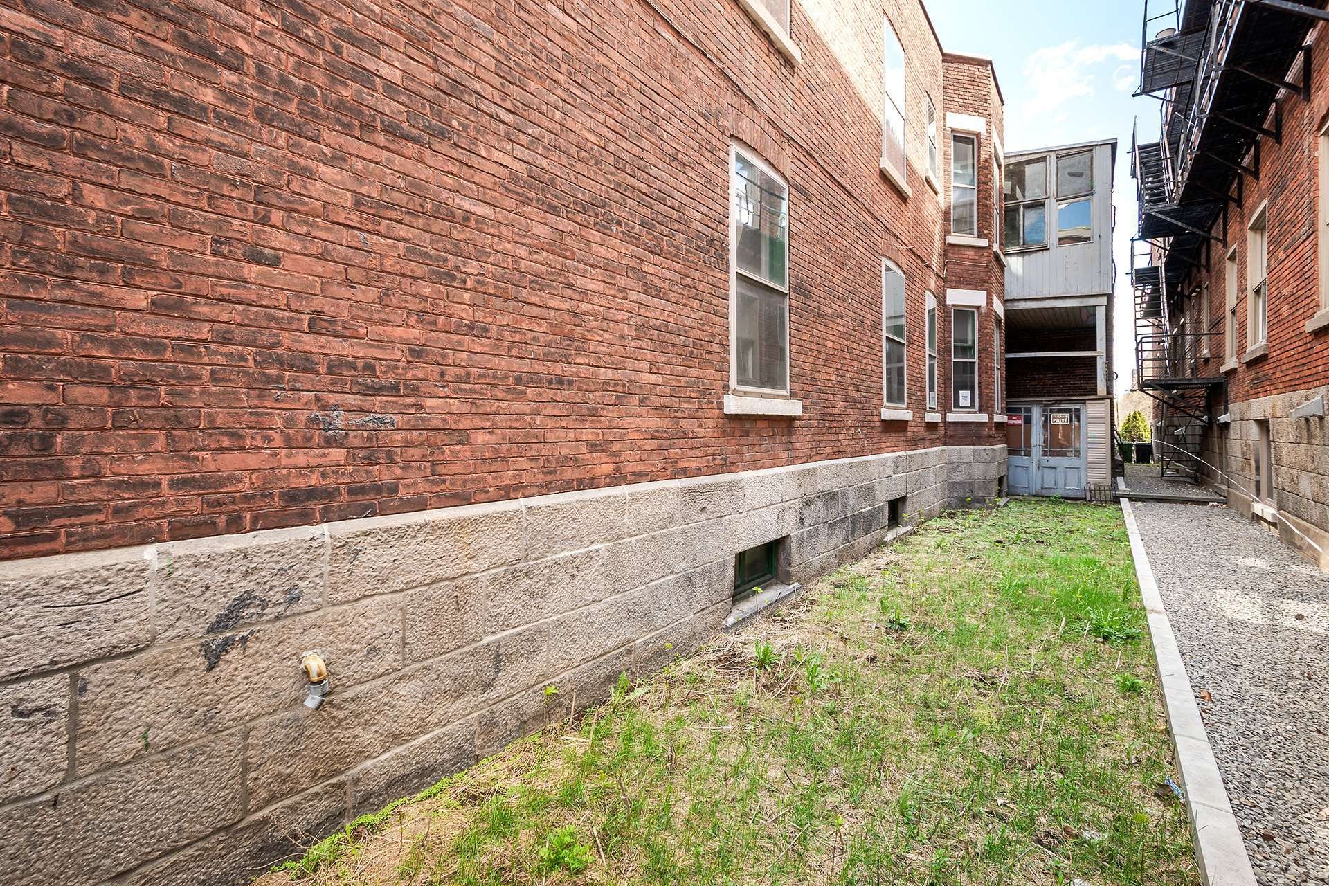 









384

 - 386


Rue Édouard-Charles

,
Montréal (Le Plateau-Mont-Royal),




QC
H2V2N2

