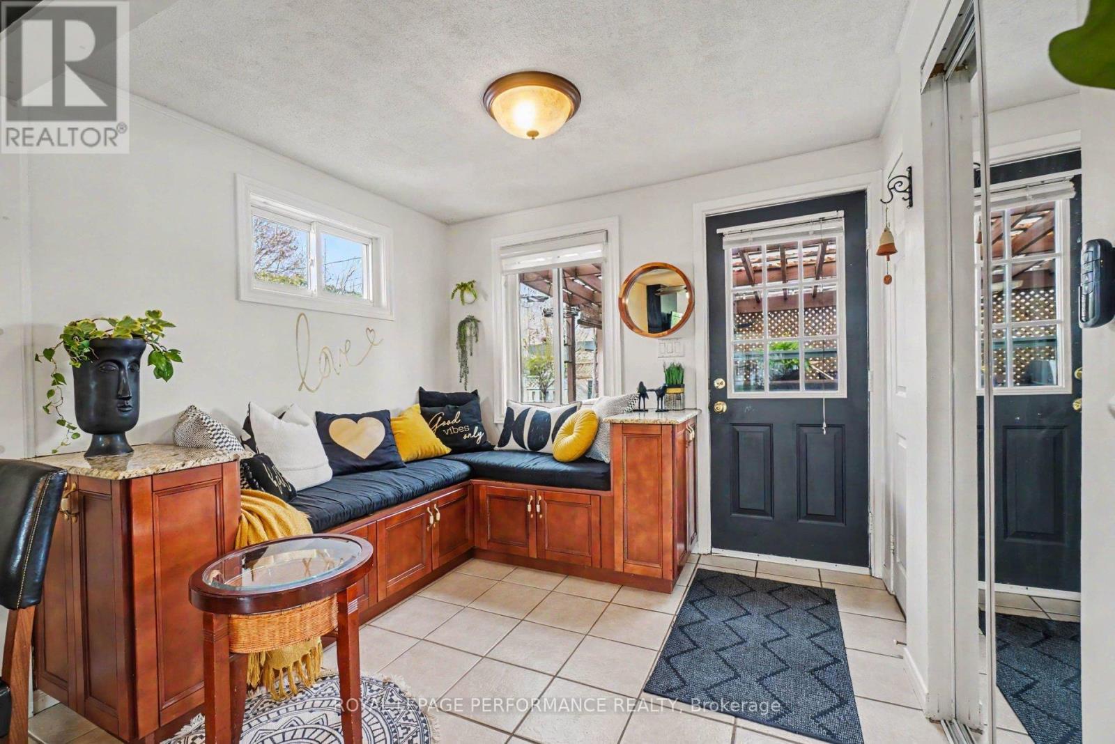 












1497 BLACKHEATH STREET

,
Ottawa,




Ontario
K1E1K6

