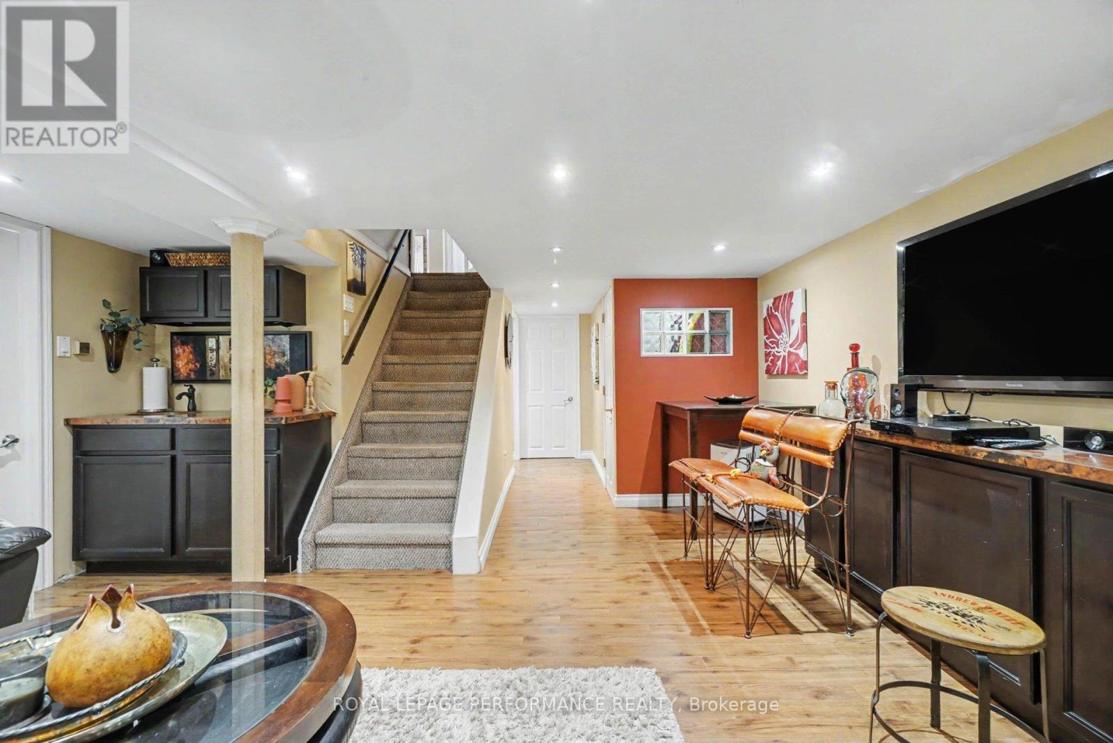 












1497 BLACKHEATH STREET

,
Ottawa,




Ontario
K1E1K6

