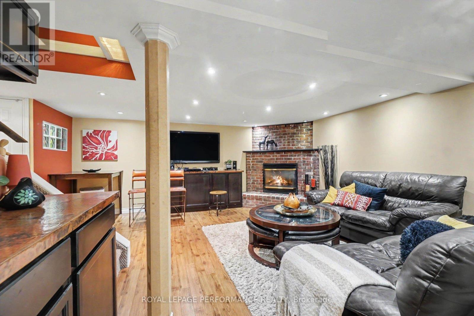 












1497 BLACKHEATH STREET

,
Ottawa,




Ontario
K1E1K6

